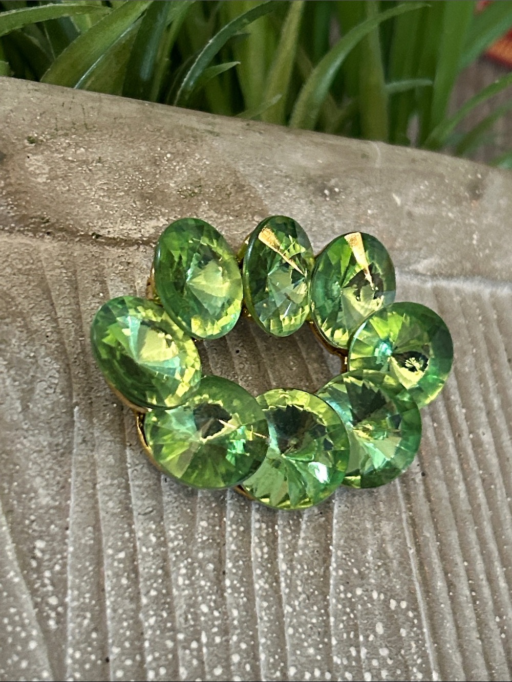 ❌LAST CALL❌ Peridot green oval brooch set on a goldtone backing - Picture 6 of 6